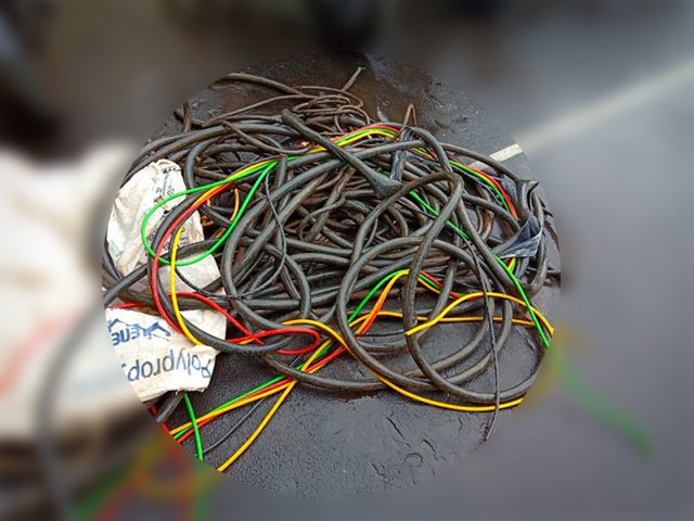 mencuri kabel lampu penerangan jalan