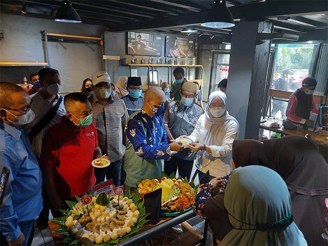 Kafe Bang Jali, pemotongan nasi tumpeng