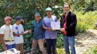 Suasana Penyerahan Anggaran Jembatan kepada Pak Kades juga disaksikan warga dan awak media Lamanqu id Oku Selatan