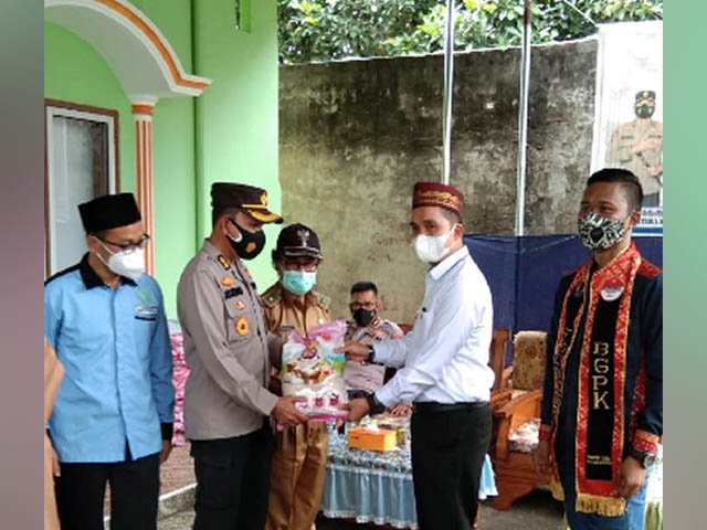 pembagian beras di Masjid Babul Ihsan