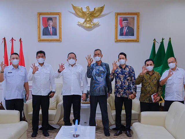 pembangunan jalan aspal karet, pembentukan kelembagaan petani karet