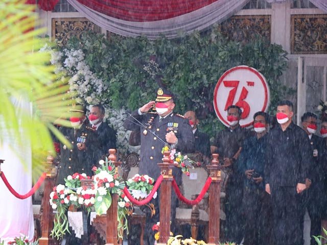 penurunan sang saka merah putih
