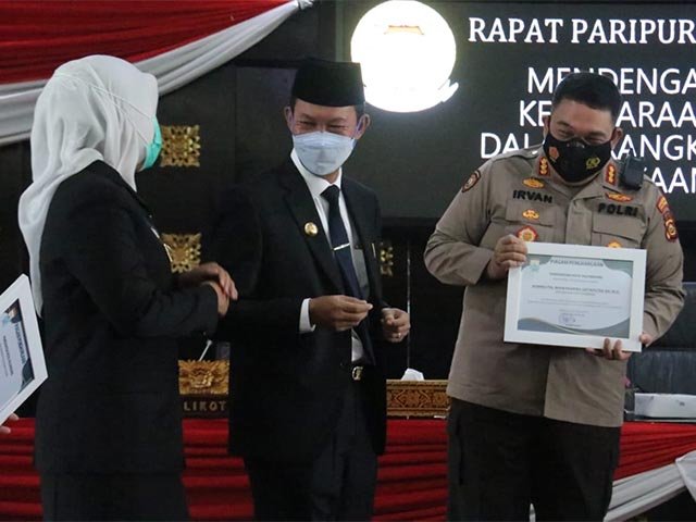 penyerahan Piagam Penghargaan