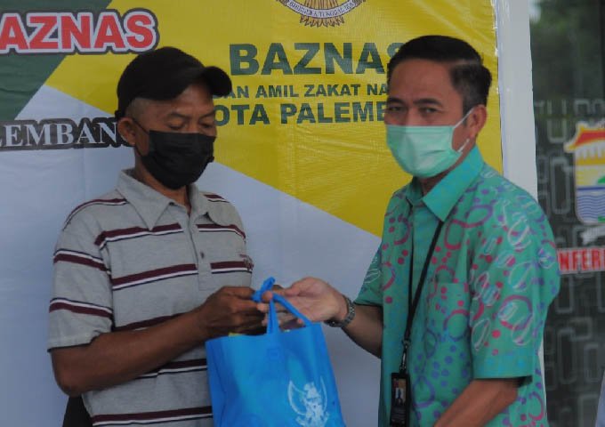 bantuan sembako dan uang tunai , memberikan penghargaan , para penggali kubur