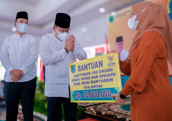 menyalurkan santunan kepada anak yatim