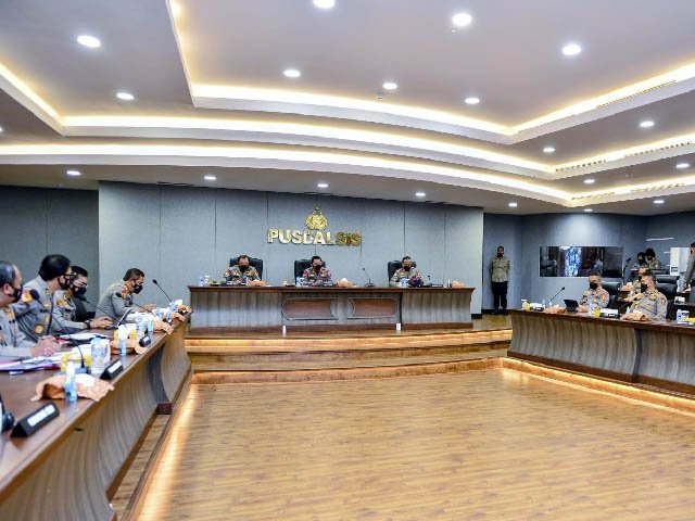apresiasi atas kerja keras , bahan evaluasi , melanggar aturan , menjatuhkan marwah institusi , oknum polisi yang melanggar , perjuangan anggota Polri