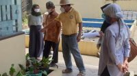 Suasana Saat Ketua LP2M Unsri Dr.Syamsuardi ketika melakukan monitoring dan evaluasi (monev) penelitian kompetitif di lahan pertanian urban Prof.Benyamin Lakitan di Palembang, Kamis (7/10).
