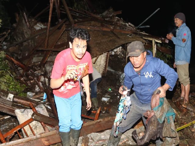 akibat hujan deras , anak sungai brantas , Banjir Bandang , Daerah Aliran Sungai