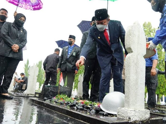 peringatan hari pahlawan , prosesi tabur bunga , semangat hari pahlawan , semangat juang para pahlawan