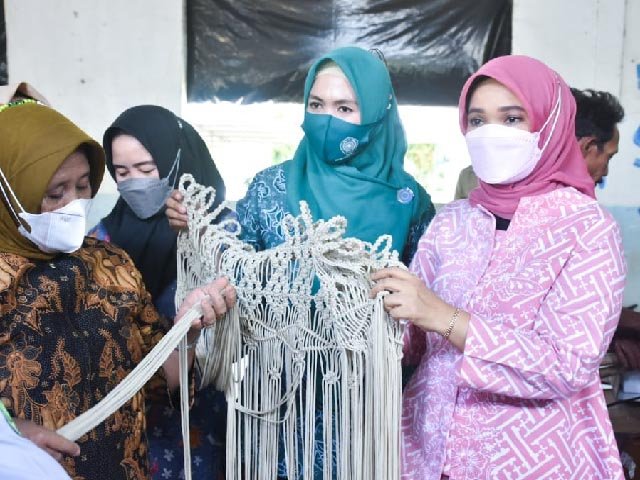 Usaha Peningkatan Pendapatan Keluarga, pengrajin limbah kayu karya mandiri, kelompok usaha industri kerajinan