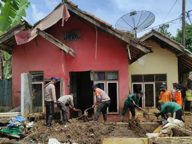 membersihkan material banjir, banjir bandang