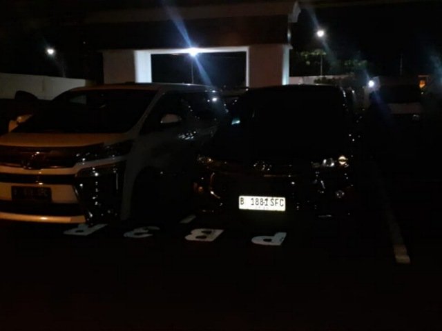Empat mobil mewa