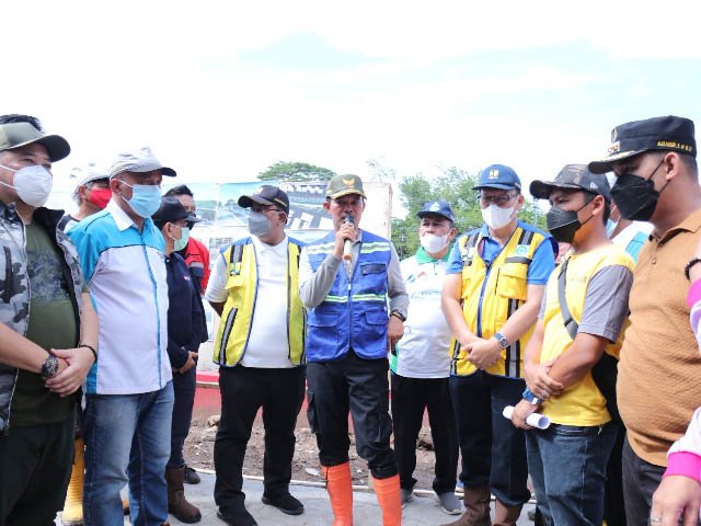 harnojoyo turun ke sungai, walikota palembang turun ke sungai, walikota palembang ikut gotong royong