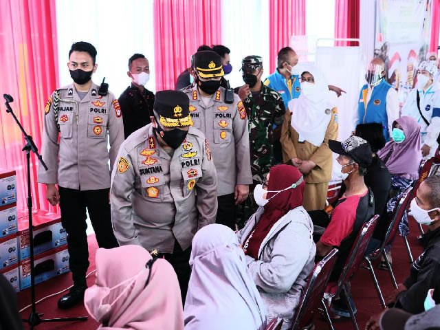 kapolda jabar tinjau vaksinasi, kapolda jabar bagi bansos sembako
