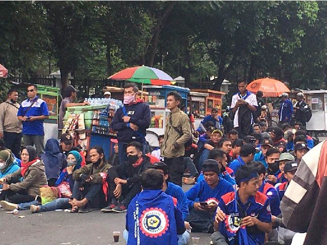 buruh kembali unjuk rasa , Gedung Sate Bandung , orasi di depan istana gedung sate