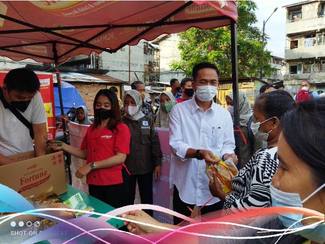 kelangkaan minyak goreng. Melakukan Oprasi Pasar