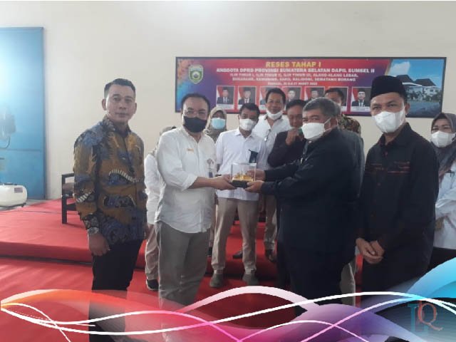 melakukan operasi pasar , stok bahan pangan