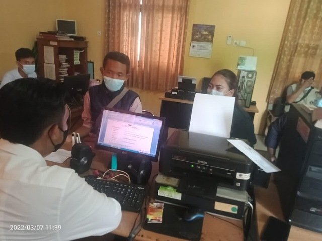 aparat desa menganiaya wartawan , menghalangi tugas jurnalis , wartawan menjadi korban penganiayaan