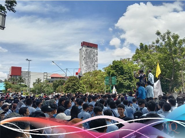 Aksi Mahasiswa di DPRD Sumsel, mahasiswa dihadang kawat berduri