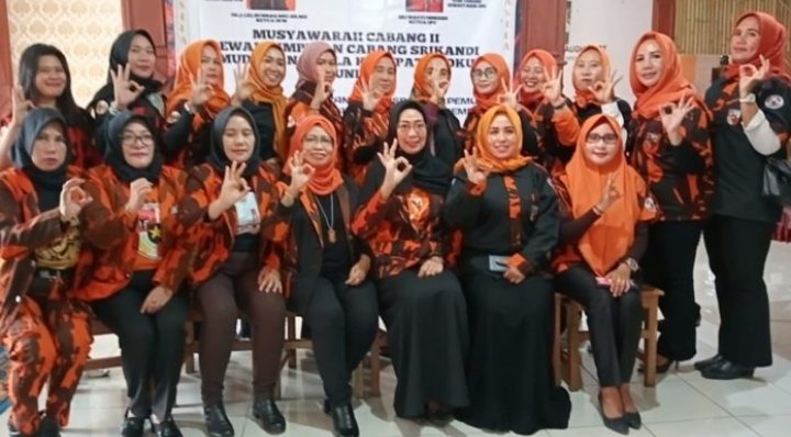 Susana Pose Bersama dalam rangkai pelantikan Ketua Srikandi Oku Selatan 