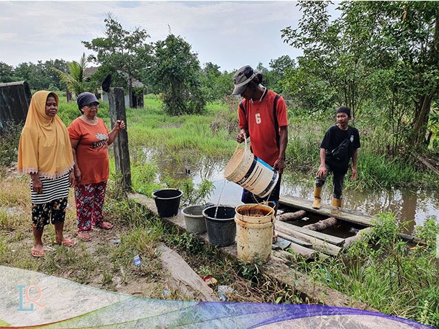musim kemarau berlangsung , sulit mendapatkan air bersih