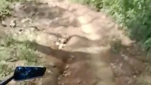 Tangkapan layar video awak media saat masuk ke desa 