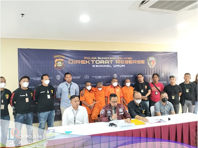 penjaga alat berat excavator , senjata api rakitan , terkubur dalam kubangan lumpur