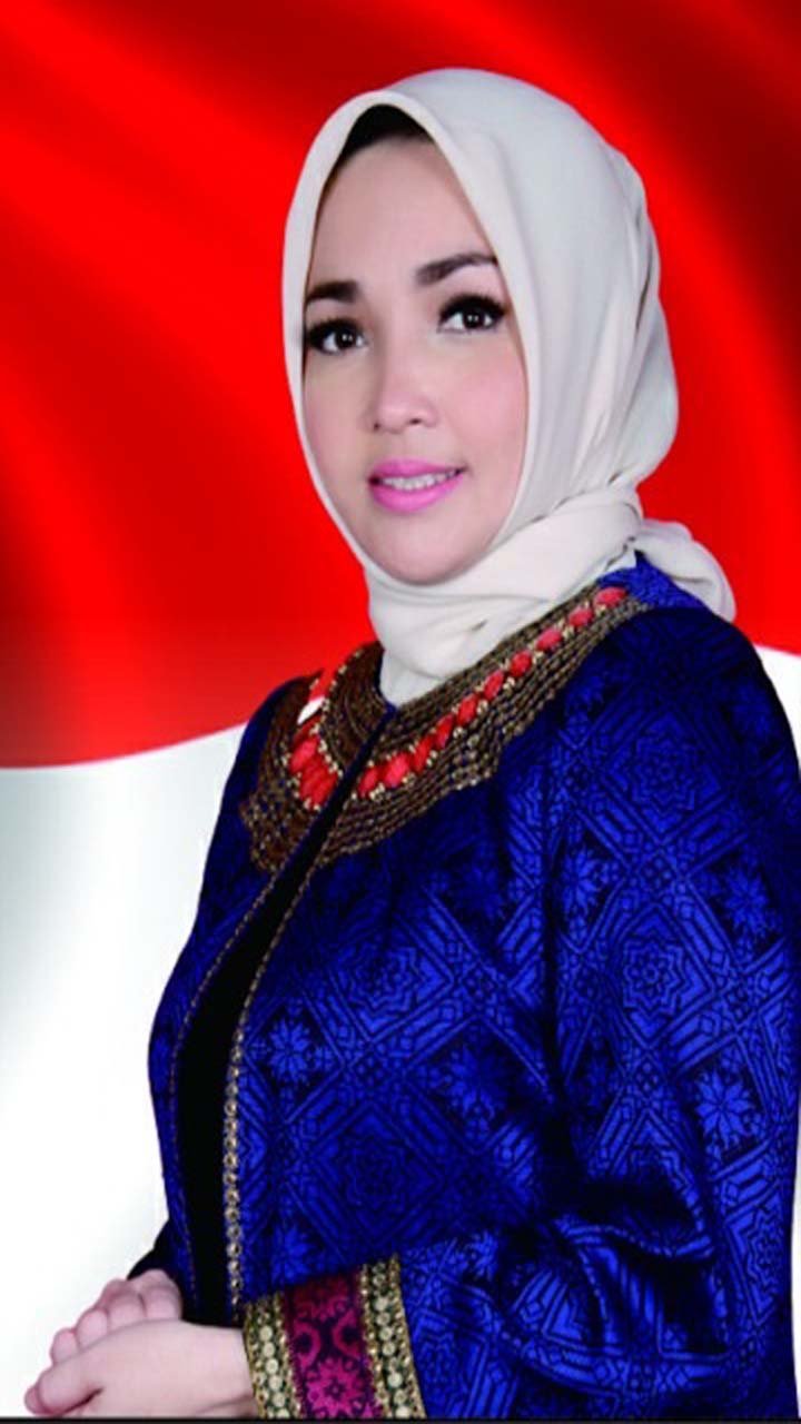 Hj Eva Susanti SE