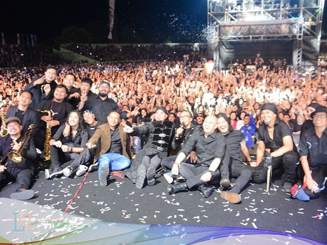 Konser Dewa 19 , memainkan alat musik , Stadion Siliwangi