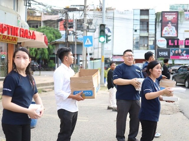 Ibis Palembang Sanggar , Pembagian Takjil