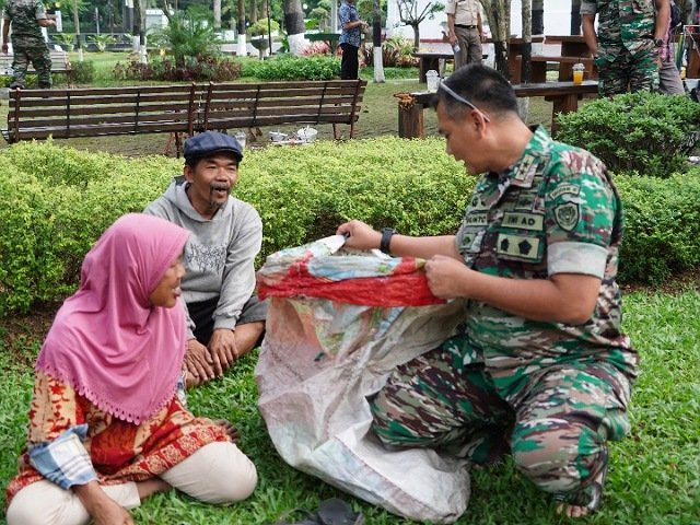 Usai Shalat Jumat, Jenderal Kunto Arief Wibowo Undang Pemulung Makan Bersama