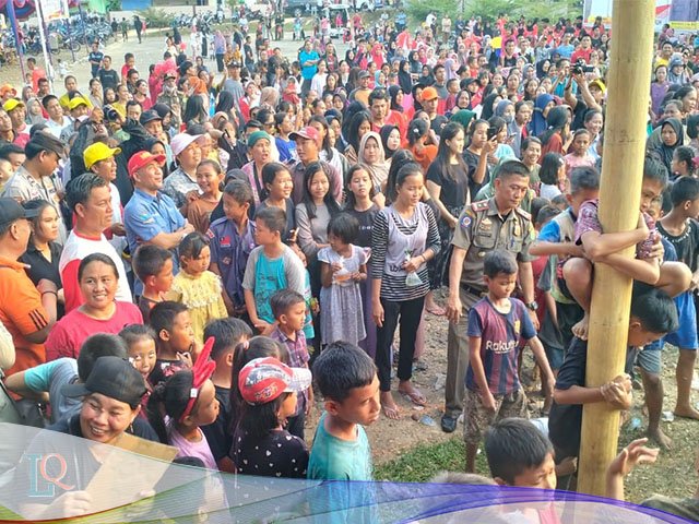 lomba panjat pinang