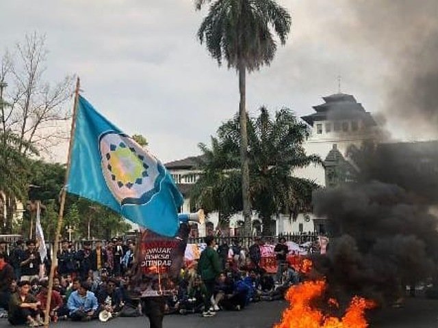 Gedung Sate , Tuntutan Mahasiswa