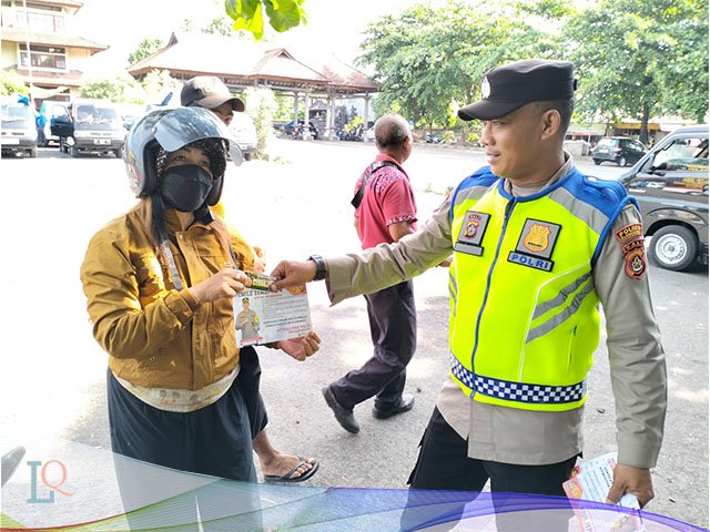 Bagi Brosur di Terminal