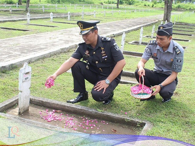 Tabur Bunga di Taman Makam Pahlawan