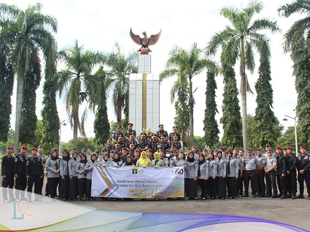 Tabur Bunga di Makam Pahlawan