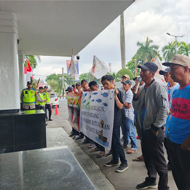 aksi unjuk rasa , operasional angkutan tongkang , Tongkang Batubara