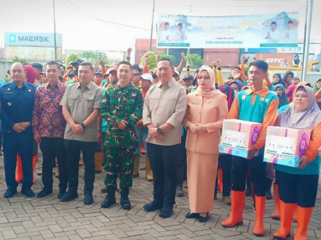 Dinas Perkimtan Kota Palembang Berikan Bingkisan Lebaran Kepada Seluruh PHL, Secara Simbolis Diberikan Oleh Walikota Palembang