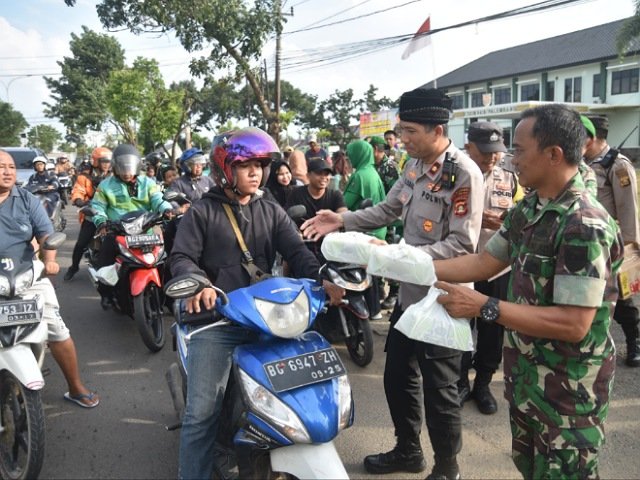 Sinergitas TNI-Polri , takjil buka puasa
