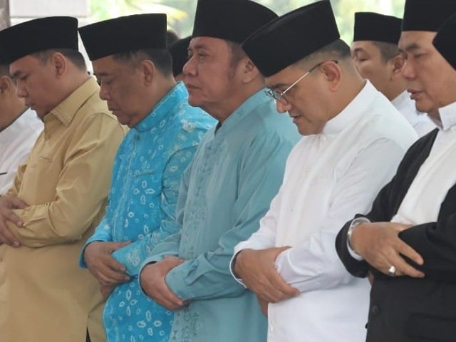 Shalat Idul Adha Berjamaah di Griya Agung, Gubernur Herman Deru Tekankan Semangat Berkurban dan Silaturahmi