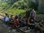jalur rel kereta api , vandalisme berupa pelemparan batu