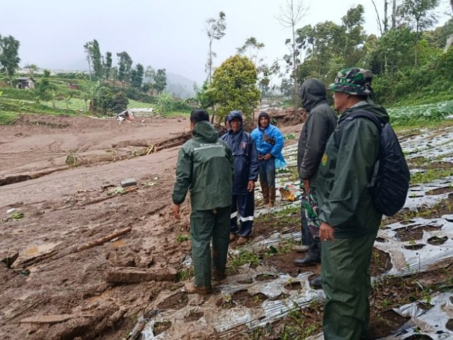 Longsor di Cisarua Bandung Barat, 30 Rumah Tertimbun, 3 Orang Meninggal