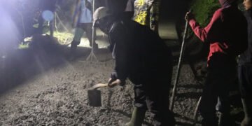 Warga Cipelah Cor Jalan