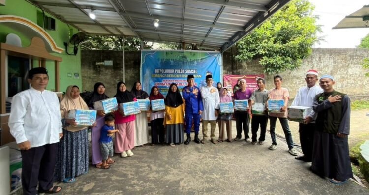 Ramadhan Penuh Berkah, Ditpolairud Polda Sumsel Salurkan Bantuan Sembako untuk Masyarakat di Masjid Babul Ihsan
