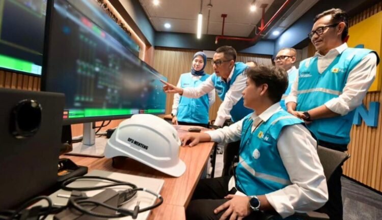 Jaga Terang di Hari Kemenangan, Cerita Petugas PLN Amankan Keandalan Listrik di Momen Idulfitri