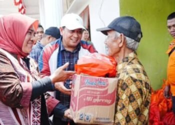 Damang wahyuni Anggota DPRD Banyuasin Menyalurkan bantuan kepada warga terdampak banjir di sejumlah desa