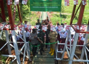 Dandim 0609/Cimahi Resmikan Jembatan Gantung Perintis Garuda Tahap II di Sungai Cimeta
