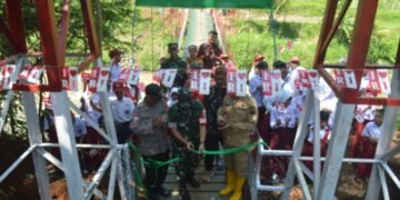 Dandim 0609/Cimahi Resmikan Jembatan Gantung Perintis Garuda Tahap II di Sungai Cimeta