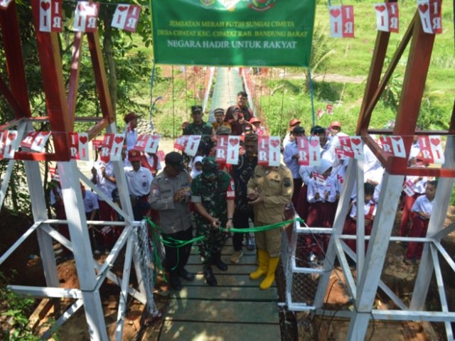 Dandim 0609/Cimahi Resmikan Jembatan Gantung Perintis Garuda Tahap II di Sungai Cimeta