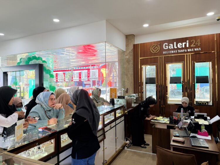 Pasca Lebaran, Antusiasme Tinggi, Nasabah Antre Beli Emas di Galeri 24 Pegadaian